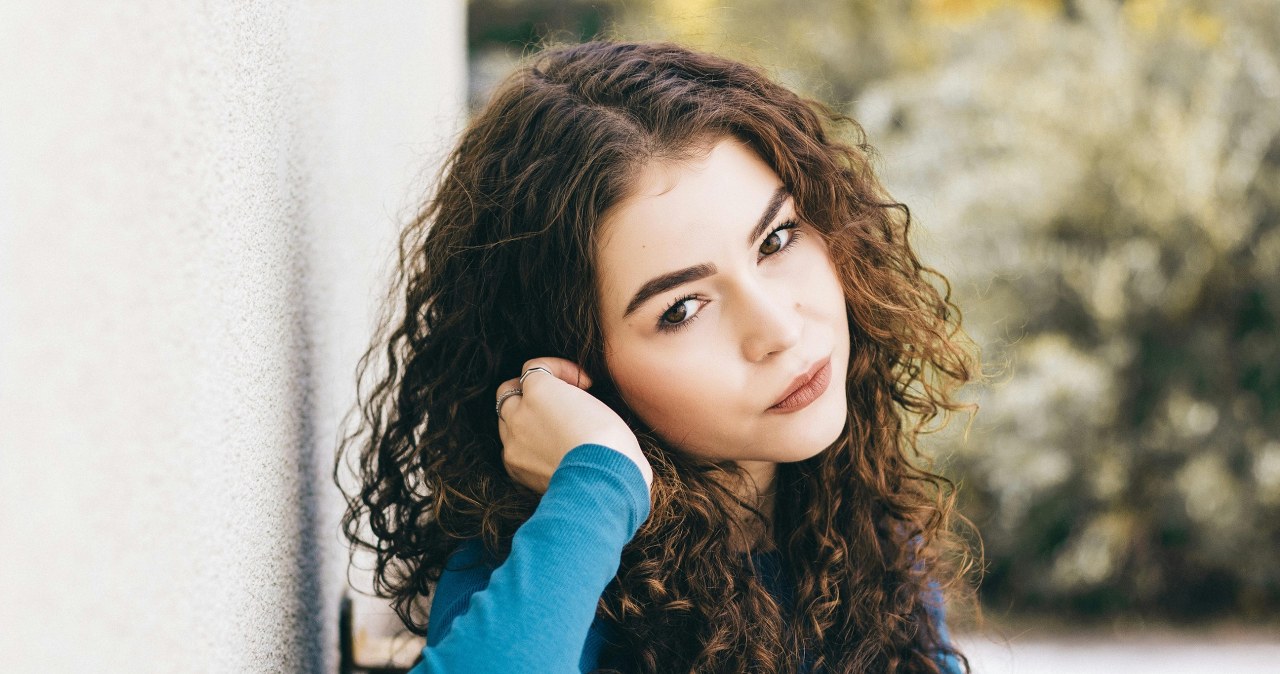 Gęste, bujne włosy po stosowaniu toniku z zielonej herbaty /Jonas Svidras /pexels.com