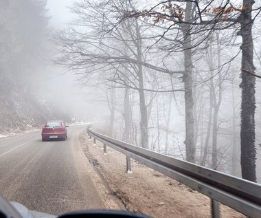 Gęste mgły i marznący deszcz. Uwaga na drodze