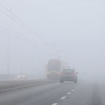 Gęste mgły i szklanka na drogach. IMGW zaleca szczególną ostrożność
