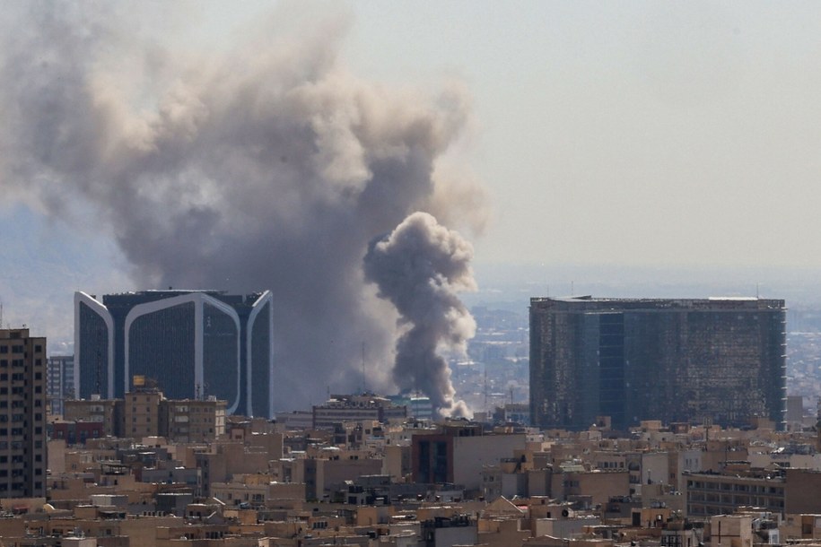 Gęsty dym nad Teheranem, stolicą Iranu, po izraelskich atakach powietrznych /ATTA KENARE/AFP /East News
