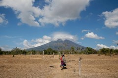 Gęsty dym nad wulkanem Agung