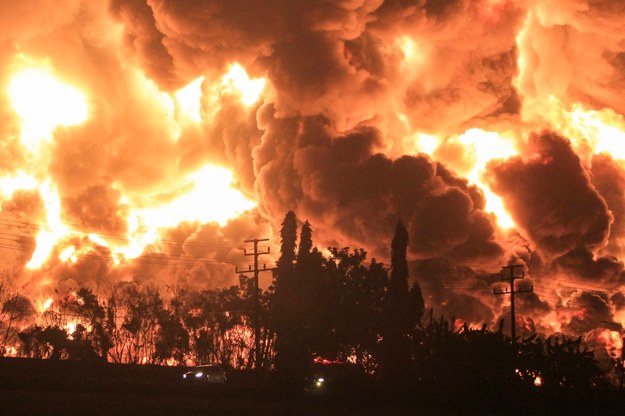 Gęsty dym unosi się podczas pożaru w państwowej rafinerii w Indonezji /PAP/EPA