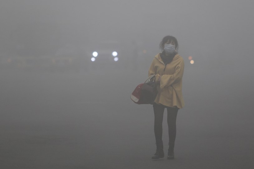 Gęsty smog utrudnia życie mieszkańcom /AFP