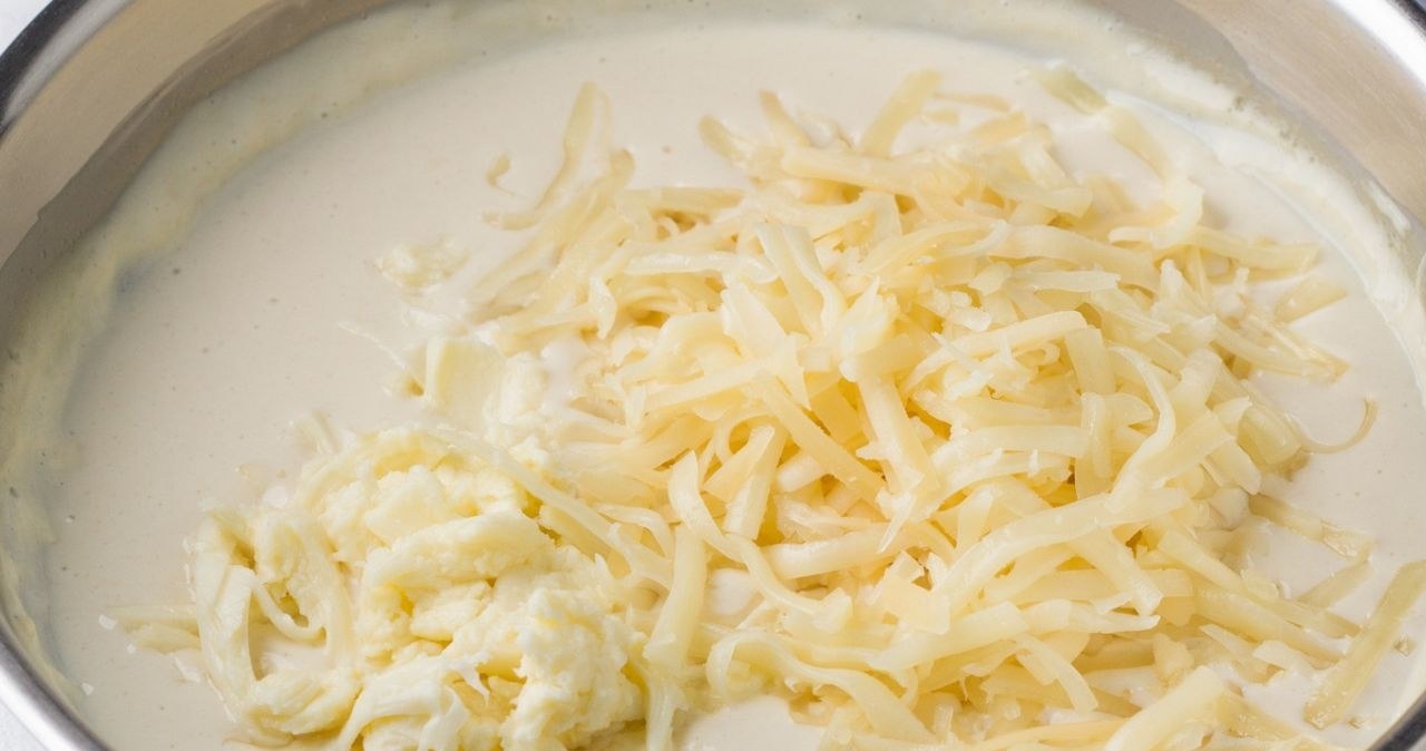 Gęsty sos powstaje z jajek, śmietany, przypraw i startego sera. Wymieszaj do połączenia /olepeshkina /123RF/PICSEL