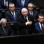 Gesty Victorii i szalik z "Konstytucją". Posłowie złożyli ślubowanie