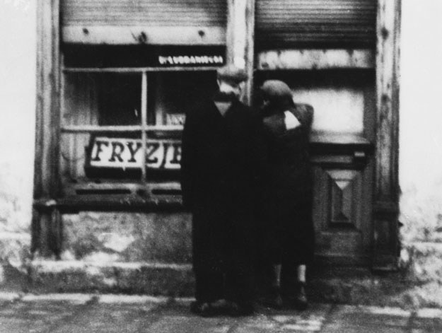 Getto w Warszawie w roku 1940: Żydzi zostali zmuszenie przez Niemców do noszenia naszywek /Getty Images