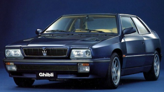Ghibli II napędzane było silnikami biturbo 2.0 V6 i 2.8 V6 o mocy 288-335 KM. /Maserati
