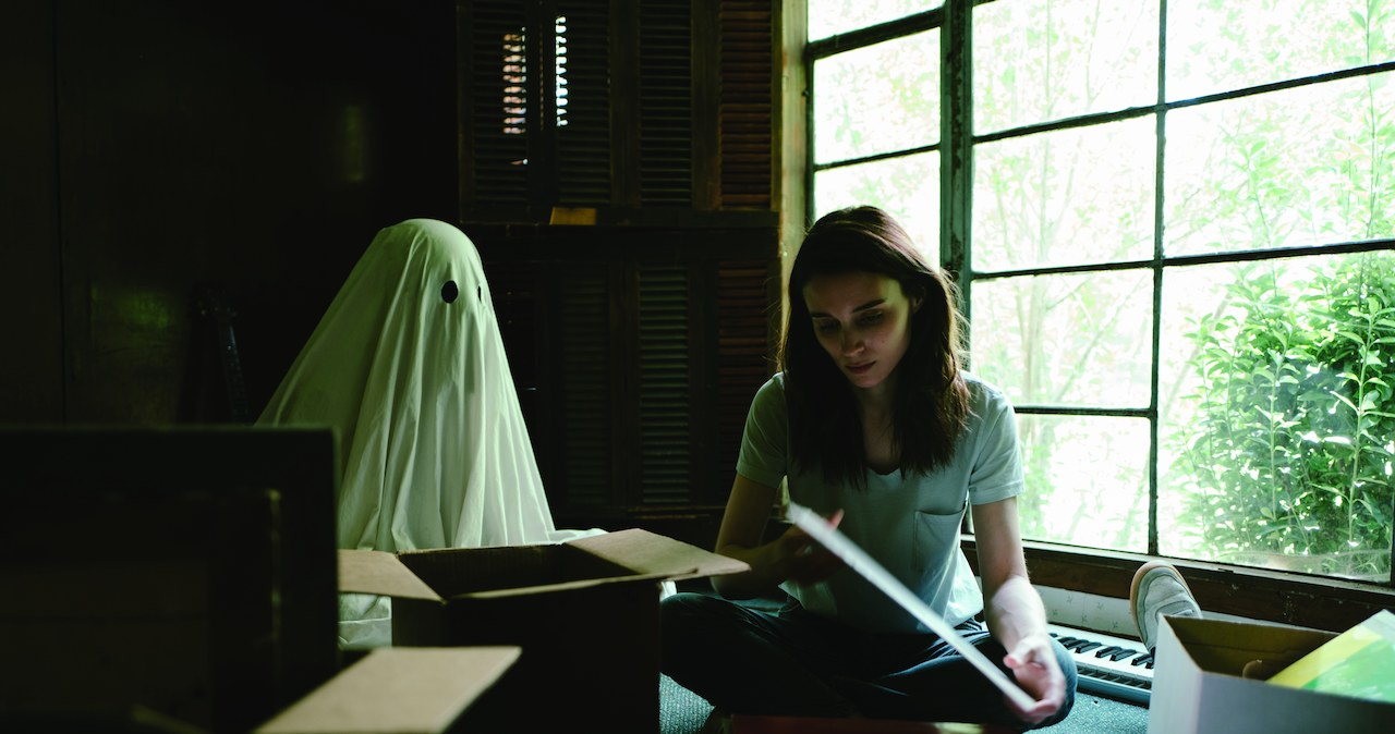 "Ghost Story", czyli Rooney Mara i (pod prześcieradłem) Casey Affleck w historii miłosnej /materiały prasowe