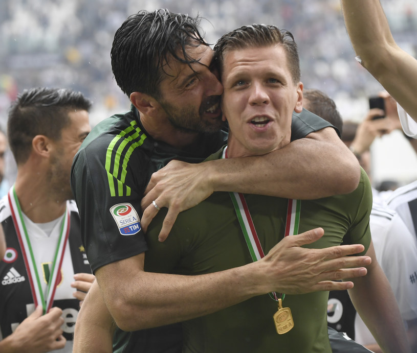 Gianluigi Buffon na plecach Wojciecha Sczęsnego /Getty Images