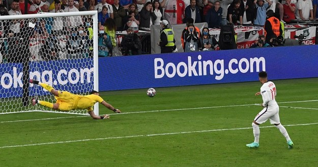 Gianluigi Donnarumma wybronił strzał Jadona Sancho /FACUNDO ARRIZABALAGA / POOL /PAP/EPA