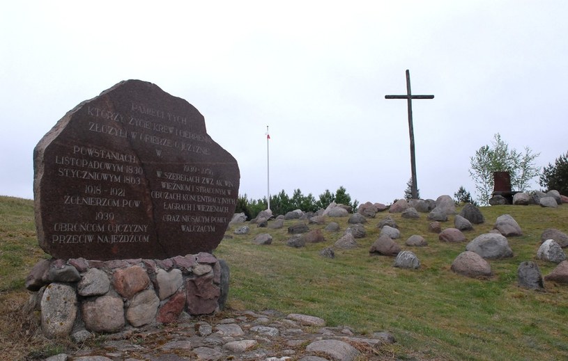 Giby - krzyż i obelisk upamiętniające ofiary stalinizmu na ziemi augustowskiej /Michał Kość /East News