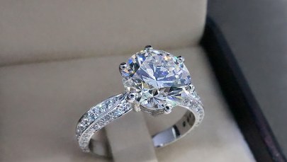 Giełda kolekcjonerska w Łodzi. Pierścionek z brylantem za 36 tys. zł 