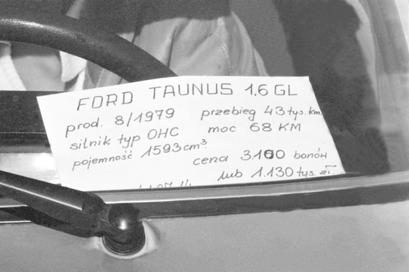 Giełda samochodowa na Żeraniu - październik 1982 r. Cena w "bonach" oznacza cenę w dolarach /Aleksander Jałosiński /Agencja FORUM