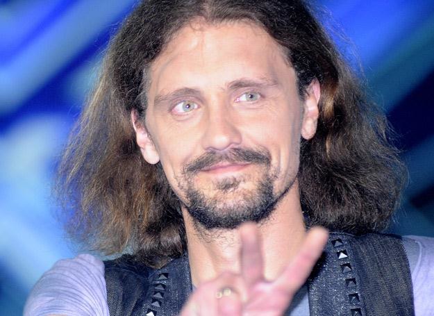 Gienek Loska był najlepszy w pierwszym odcinku na żywo programu "X Factor" - fot. Maciej Biedrzycki /Agencja FORUM