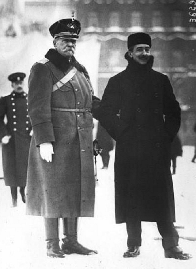 Gieorgij Skałon (po lewej) i Pietro Canonica ( włoski rzeźbiarz, malarz, kompozytor, a także senator) w 1914 roku /Wikimedia Commons /INTERIA.PL/materiały prasowe