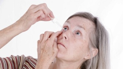 GIF wycofuje z obrotu krople do oczu