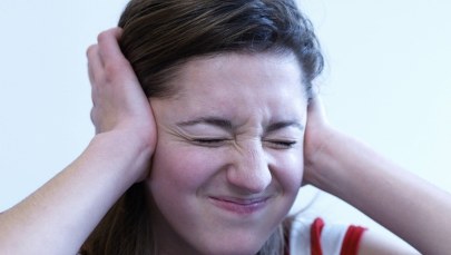 GIF wycofuje z obrotu krople do uszu