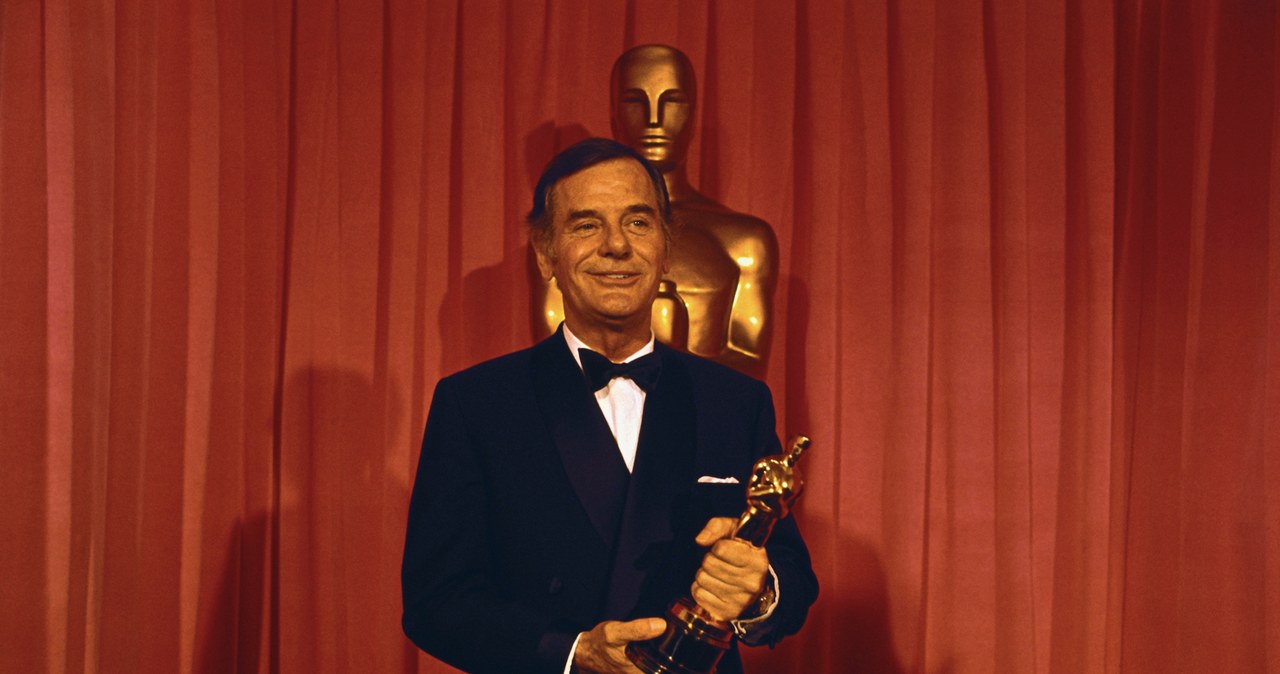 Gig Young z Oscarem za "Czyż nie dobija się koni" / Bettmann / Contributor /Getty Images