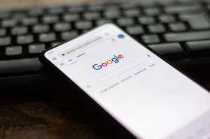 Giganci paliwowi masowo wykupują reklamy w Google związane ze zmianami klimatu