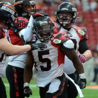 Jamal Schulters (#5) wraz z partnerami z Giant Wrocław fetuje zdobycie punktów