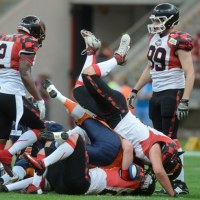  Fragment meczu VIII Superfinału Polskiej Ligi Futbolu Amerykańskiego pomiędzy Warsaw Eagles (granatowo-pomarańczowe stroje) i Giant Wrocław (białe koszulki) na Stadionie Narodowym w Warszawie