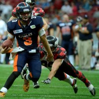 W akcji z piłką Shane Gimzo (L) z Warsaw Eagles przed interweniującym z tyłu Mateuszem Rutą (P) z Giant Wrocław