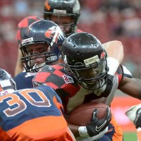 Będący przy piłce Jamal Schulters (C) z Giant Wrocław atakowany przez Antoniego Omondi'ego (L) i Michała Śpiczko (z tyłu) z Warsaw Eagles