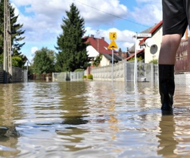 Gigant obuwniczy z pomocą dla powodzian. Dostaną "markowe kalosze"