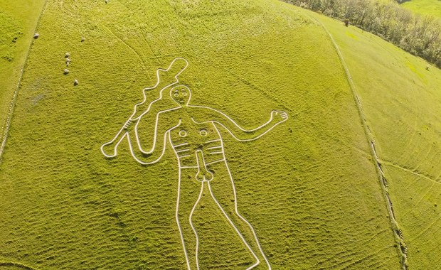 Gigant z Cerne Abbas odzyska blask. To "najbardziej nieprzyzwoita" kredowa figura Wysp