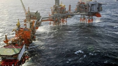 Gigantyczna barka dryfuje po Morzu Północnym. Minęła platformy wiertnicze  