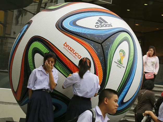 Gigantyczna Brazuca - oficjalna piłka Mundialu 2014 w Brazylii /NARONG SANGNAK    /PAP/EPA