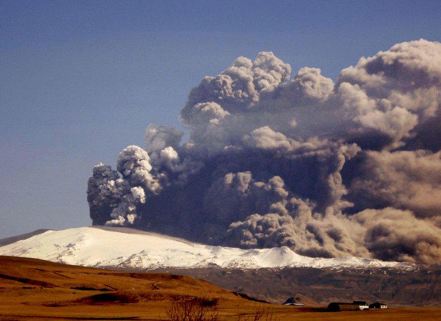 Gigantyczna chmura pyłu z islandzkiego wulkanu Eyjafjoell /MWMedia