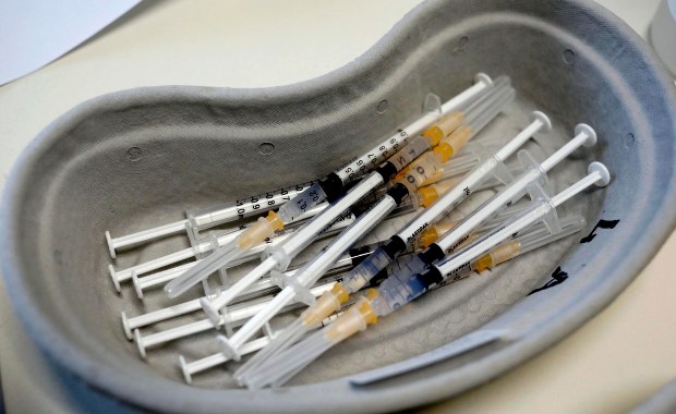 Gigantyczna dziura w dostawach szczepionek przeciw Covid-19 do Polski