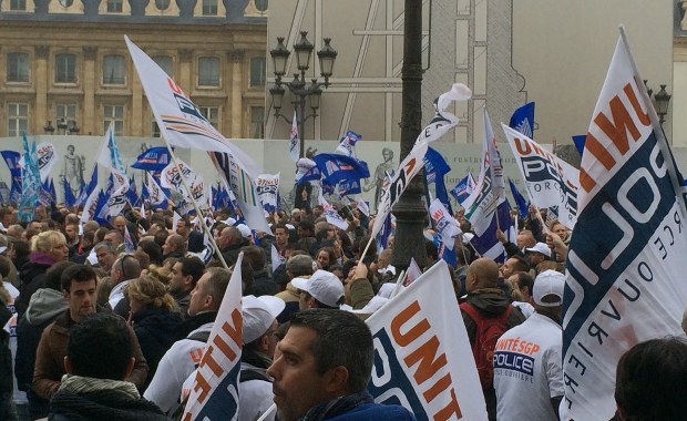 Gigantyczna fala protestów zdesperowanych policjantów we Francji!