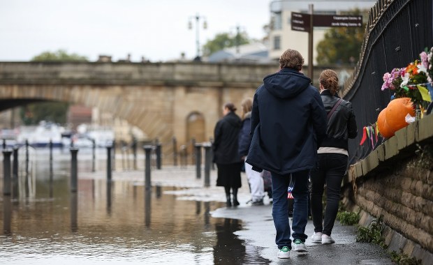Gigantyczne fale, odwołane loty. Sztorm Ciaran szaleje w Europie Zachodniej