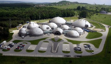 Gigantyczne kino 360° otwiera się w kopułach przy A4