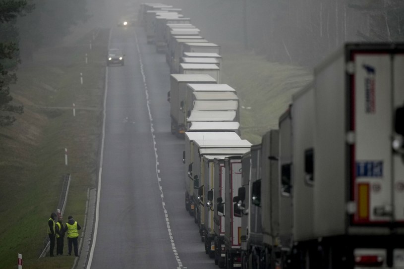 Gigantyczne kolejki do przejścia granicznego w Bobrownikach /Associated Press /East News