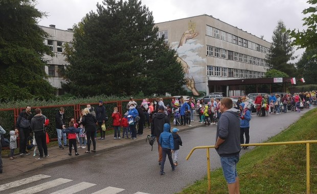 Gigantyczne kolejki przed przedszkolami. "2 godziny w deszczu, bez maseczek"