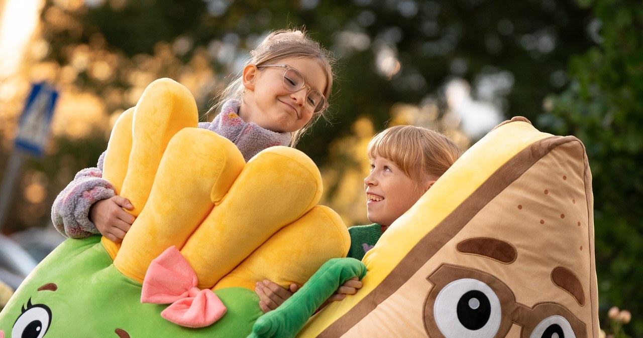 Gigantyczne maskotki z nowej loterii Żabki „Łap GIGA Foodziki” /Żabka/materiały prasowe /INTERIA.PL