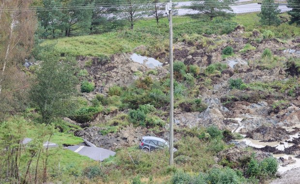 Gigantyczne osuwisko na autostradzie w Szwecji. Wpadły do niego auta
