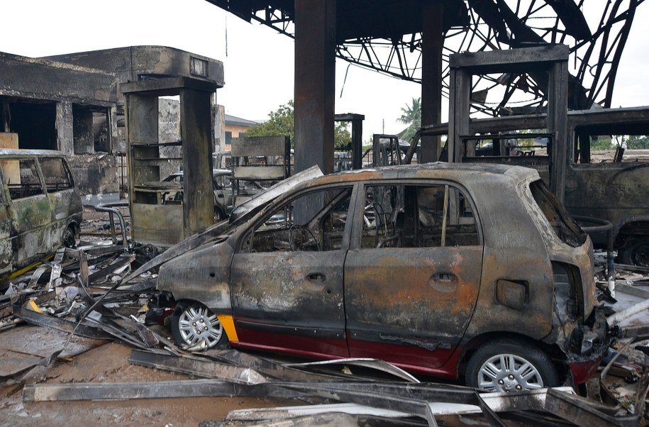Gigantyczne straty po wybuchu na stacji benzynowej /STR /PAP/EPA