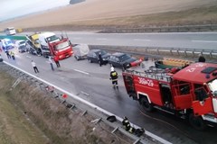 Gigantyczne utrudnienia na autostradzie A4 po pożarze tira. Trzy osoby ranne