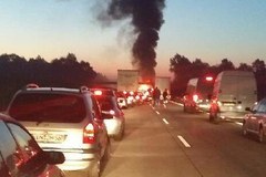 Gigantyczne utrudnienia na autostradzie A4 po pożarze tira. Trzy osoby ranne