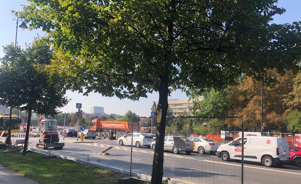 Gigantyczne utrudnienia w stolicy. Samochody i autobusy znów utknęły w korkach 