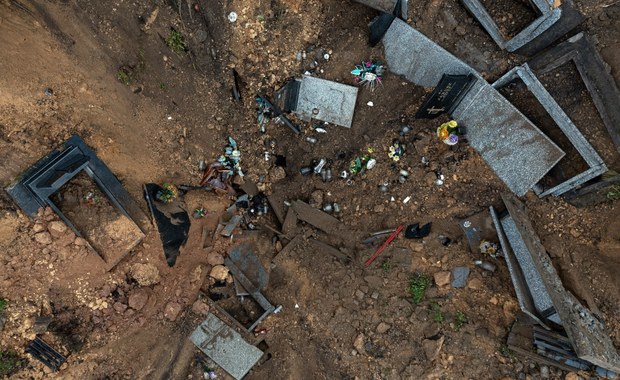 Gigantyczne zapadlisko na cmentarzu w Trzebini. Zniszczonych kilkadziesiąt grobów