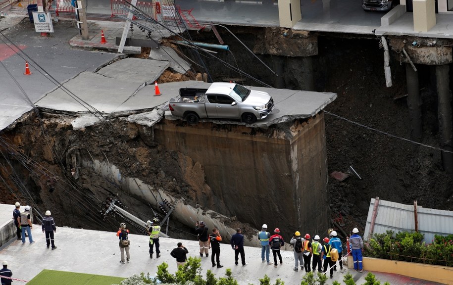Gigantyczne zapadlisko w Bangkoku, stolicy Tajlandii /RUNGROJ YONGRIT /PAP/EPA