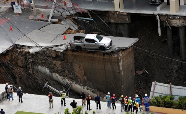 Gigantyczne zapadlisko w centrum Bangkoku. Dziura ma 50 m głębokości!