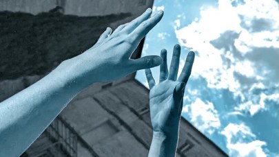 Gigantyczne zwierciadło w pałacowym parku Muzeum Miasta Łodzi