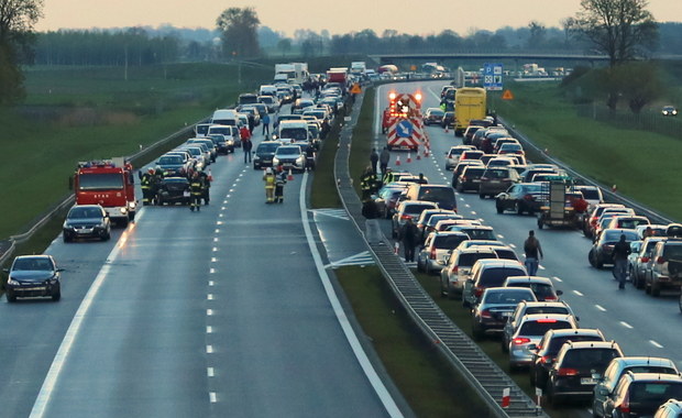 Gigantyczny karambol na A2. Zderzyły się 23 samochody, jedna osoba nie żyje