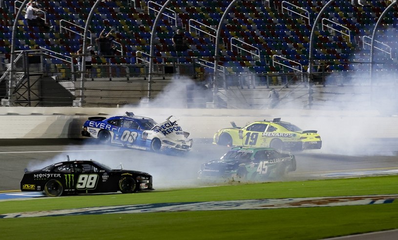 Gigantyczny karambol podczas wyścigu NASCAR /Getty Images